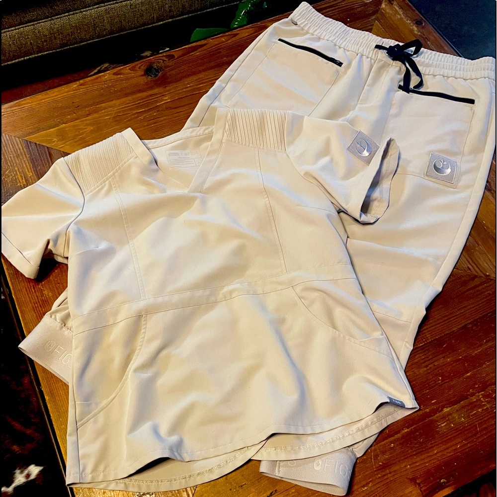 Figs Star Wars the light side L scrub set.